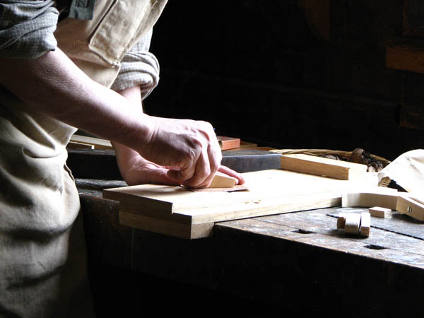 Nacemos de la influencia y formación  heredada en el sector de la <strong>carpintería de madera y ebanistería  en Ancín.</strong>